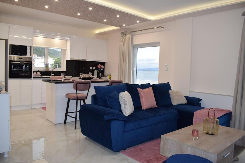 Seafront Luxury Apartment Амфілохія Екстер'єр фото